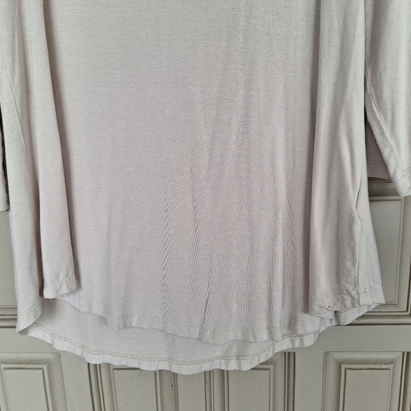 JM Collection Flowy Long Sleeve Tee SzM Cream Hip Length Round Neck Soft Knit - Picture 4 of 6